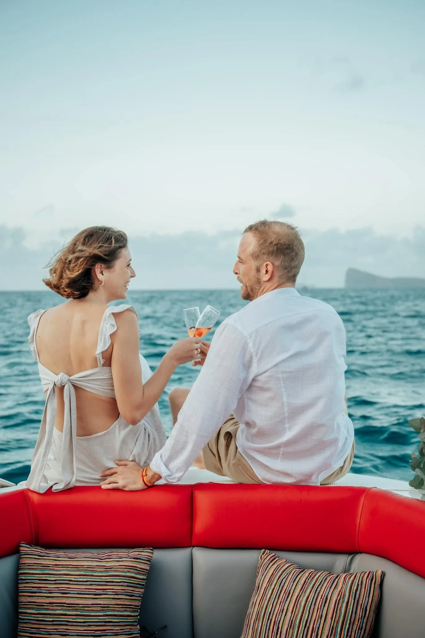 Un couple à bord au large de Maurice